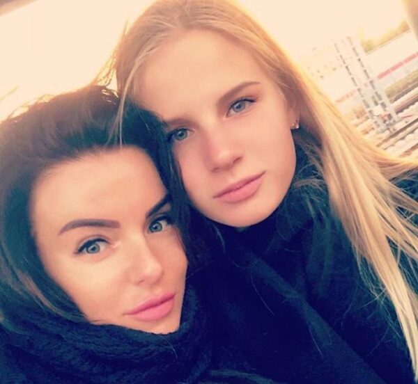 Юлия Волкова выглядит ровесницей своей 15-летней дочери