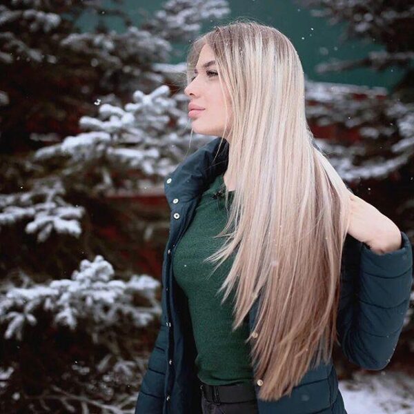 Звезда проекта "Дом-2" Екатерина Скалон получила в подарок унитаз золотого цвета