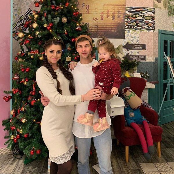 Звезду проекта "Дом-2" Ольгу Рапунцель снова раскритиковали за воспитание маленькой дочери Василисы