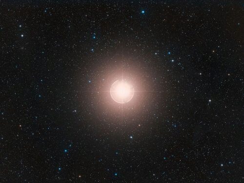 Астрофизики сомневаются, что яркая звезда Бетельгейзе взорвется