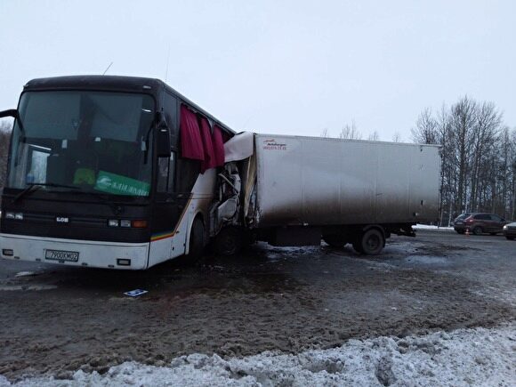 Автобус и грузовик столкнулись в Тюменской области: два человека погибли, семь пострадали