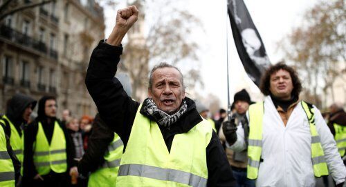 Французское правительство готово уступить протестующим
