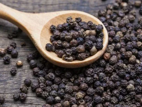 Медики рекомендуют зимой всегда есть чёрный перец