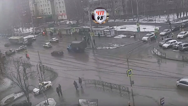 Неудачный уход водителя «ВАЗа» от столкновения попал на видео
