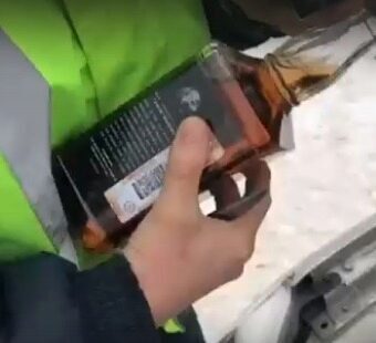 Новосибирского гаишника уволили за то, что он залил бутылку виски в бачок стеклоомывателя