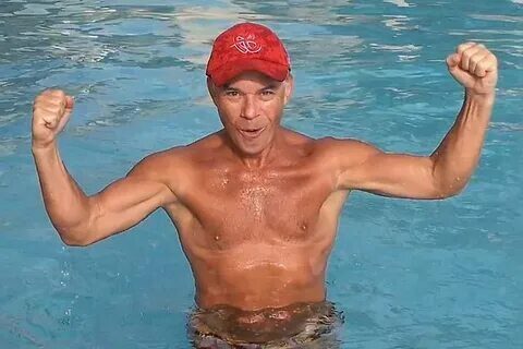 Олег Газманов в 68 лет «зажег» в плавках у бассейна на Мальдивах