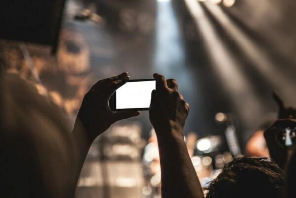 OnePlus представила прототип смартфона Concept One с исчезающими камерами