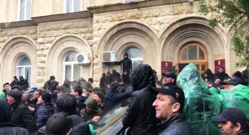 Протестующие заняли здание администрации президента Абхазии