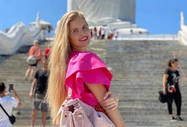 «Рождественская русалочка»: 19-летняя дочь Александра Малинина опубликовала откровенное фото в бикини