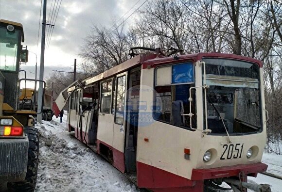 В Челябинске снегоуборочный самосвал въехал в трамвай. Пострадали мать с ребенком