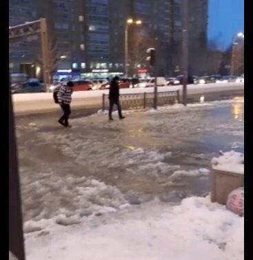 В Екатеринбурге из-за аварии на водопроводе затопило перекресток улиц Крауля-Токарей
