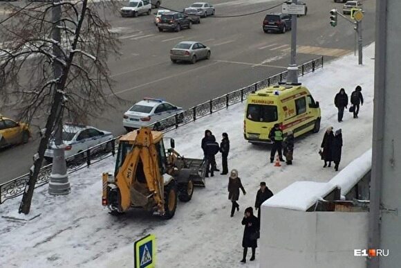 В Екатеринбурге на тротуаре у Главпочтамта грейдер сбил пешехода