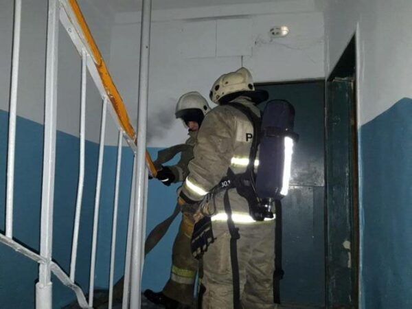 В Ирбите свыше сотни людей эвакуировали из-за пожара в жилом доме