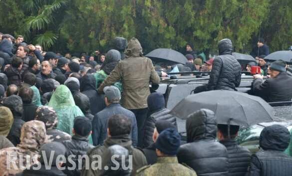 В Абхазии начался штурм администрации президента (ВИДЕО)