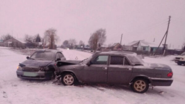 Водитель автомобиля «ЗАЗ» получила травмы при столкновении с «Волгой»