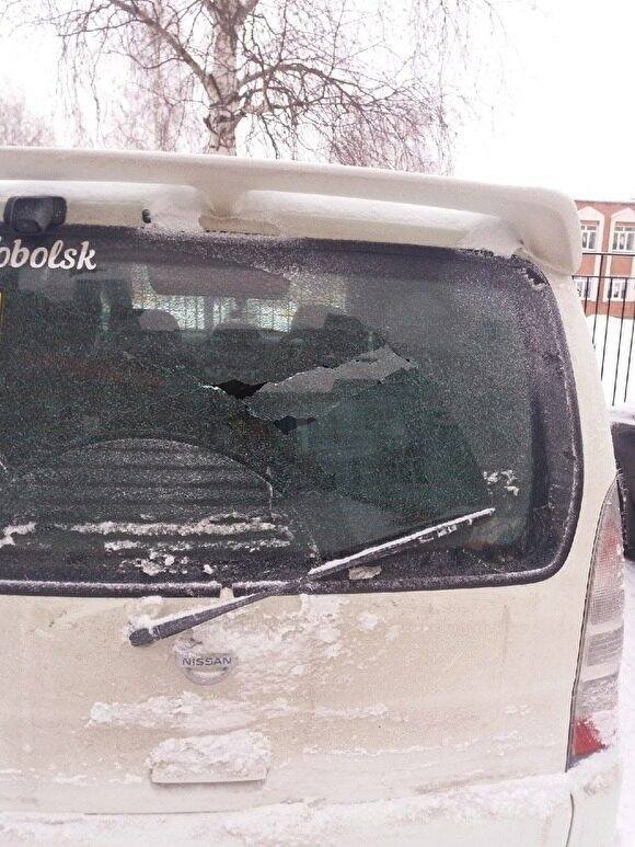Жительница Тобольска сообщила в полицию об обстреле своего автомобиля на парковке