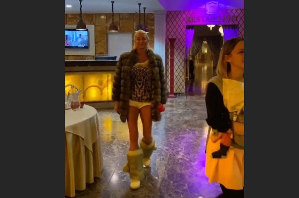 Анастасия Волочкова прошлась по SPA-салону в нижнем белье и шубе