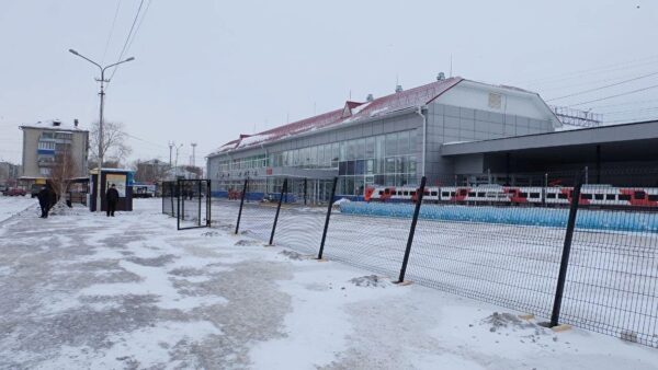 Пригородный вокзал курган. Пригородный вокзал город Курган. Курган Пригородный вокзал зима. Пригородный вокзал Курган фото.