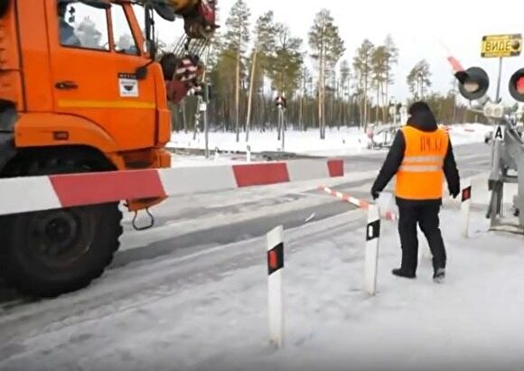 На Ямале большегруз на глазах полиции снес шлагбаум на железнодорожном переезде
