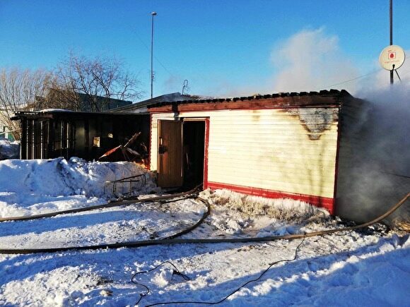 На Ямале два человека погибли на пожаре в деревянном доме