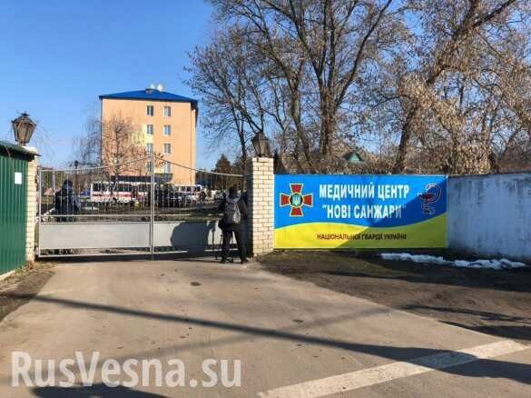 Переселенцы из Донецка привезли продукты украинцам, эвакуированным из Уханя (ФОТО)