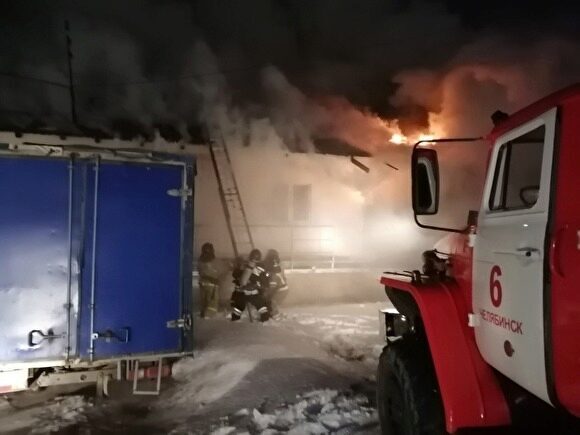 В Челябинске произошел большой пожар на мебельном складе