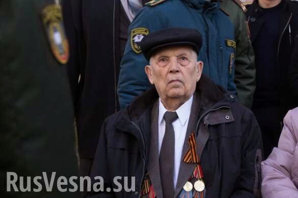 В Донецке провели парад для одного ветерана (ФОТО, ВИДЕО)