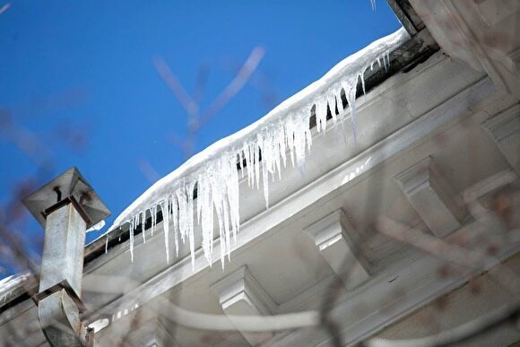 В Екатеринбурге управляющую компанию оштрафовали за падение снега с крыши на пенсионерку