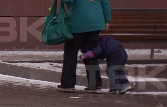 В Красноярске пожилая женщина протащила по земле ребенка, привязанного на поводок