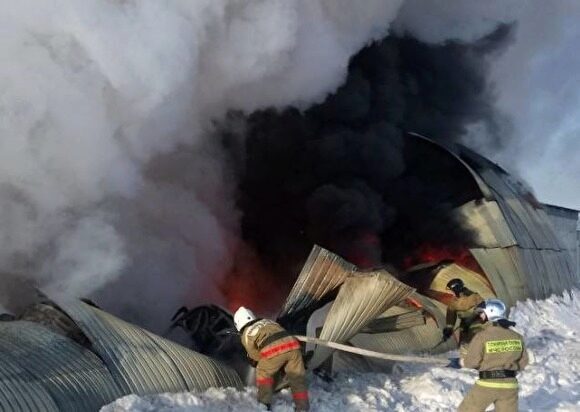 В Лабытнанги произошел серьезный пожар на складе: повреждено здание и имущество