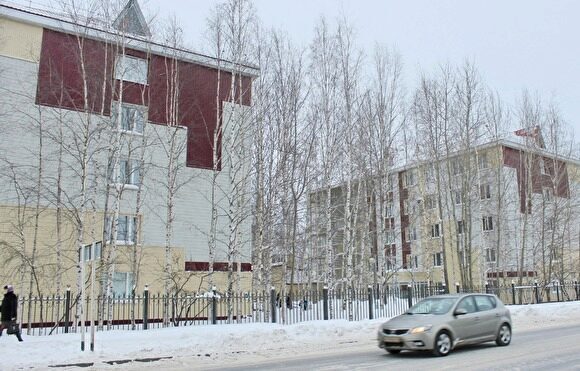 В Нефтеюганске с крыши здания суда на женщину упала глыба снега. Пострадавшая в больнице