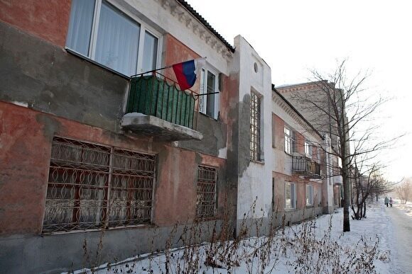 В Ростове-на-Дону обрушился балкон аварийного дома с людьми: двое пострадали