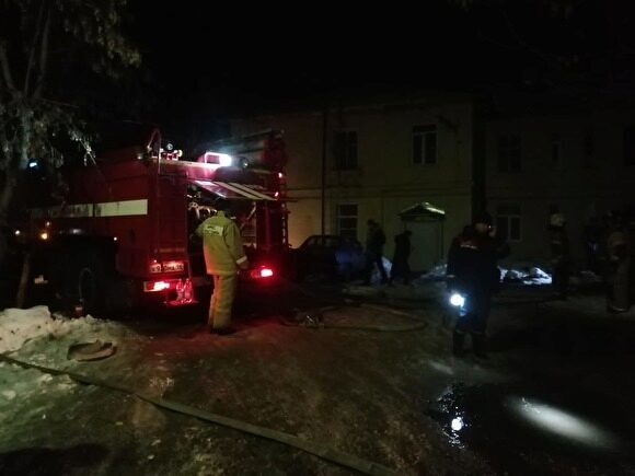 В Сысерти из-за пожара в подъезде дома пострадали четыре человека, 12 — эвакуированы