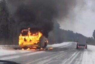 В Тюменской области на трассе сгорел школьный автобус с 18 детьми, никто не пострадал