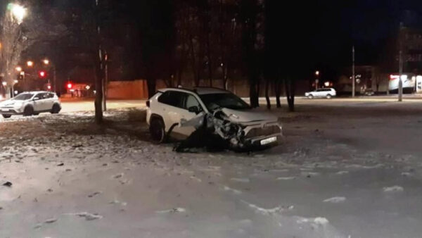Водитель «Тойоты» врезался в дерево в Липецке