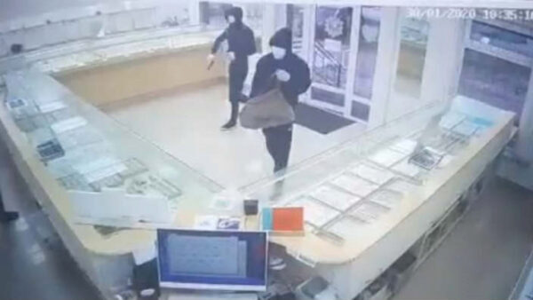 Злоумышленники, ограбившие ювелирный магазин, попали на видео. Их разыскивает полиция