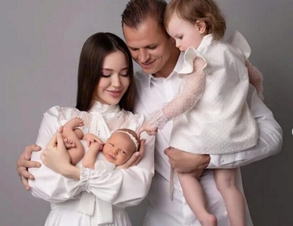 Анастасия Костенко и Дмитрий Тарасов перестали скрывать лицо младшей дочери