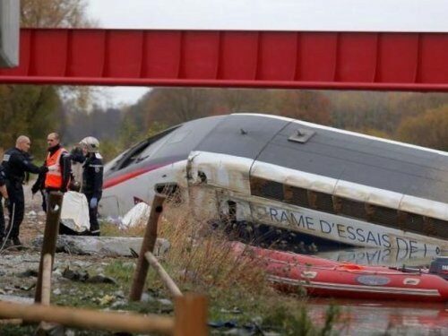 Двадцать человек пострадали после крушения поезда во Франции