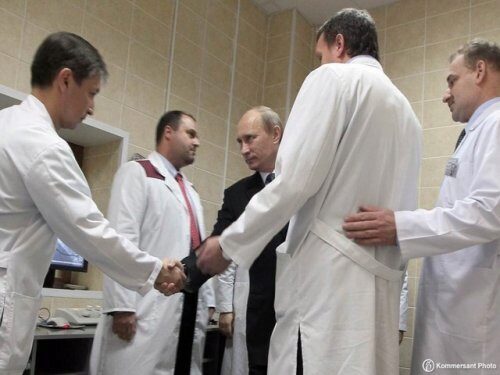 Путин защищен от коронавируса, сообщили в Кремле
