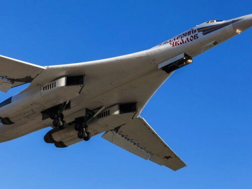 Российские стратегические бомбардировщики Ту-160 пролетели над Атлантикой — видео