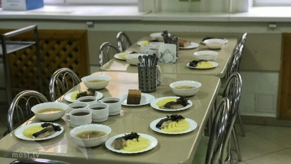 Школьные обеды заменят продуктовыми наборами