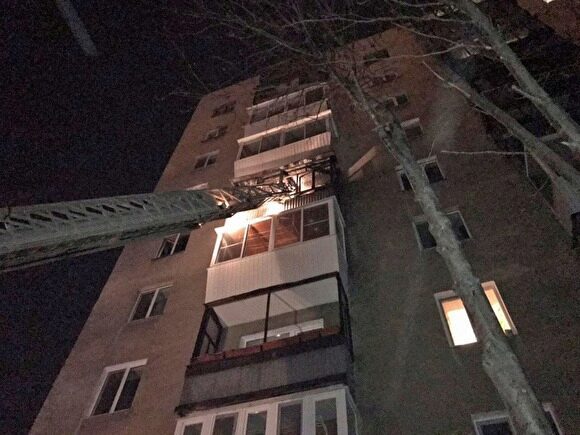 В Екатеринбурге пожарные спасли 20 человек из горящей девятиэтажки