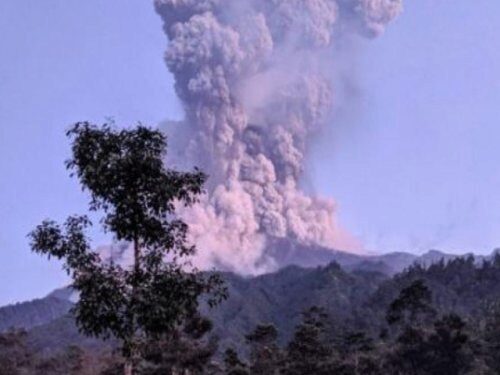 ﻿Видео: индонезийский вулкан Мерапи извергает в воздух столб пепла высотой 5000 м