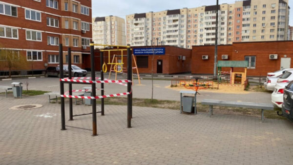 Во дворах Липецка закрыли детские площадки