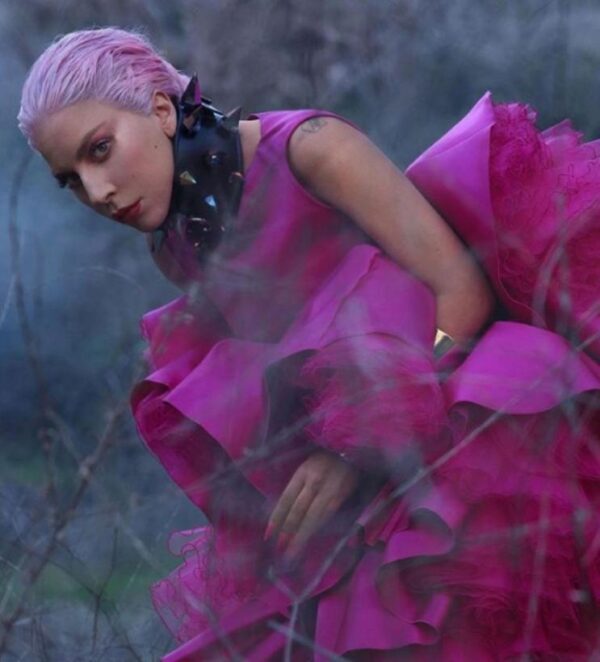 Леди Гага снялась для глянца в ошейнике с гигантскими шипами и в золотом кокошнике
