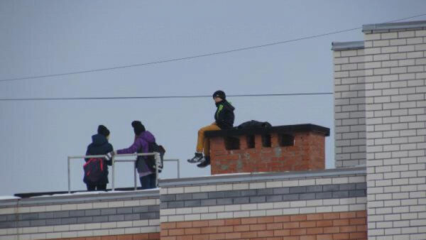 Липецких школьников во время карантина заметили на крышах