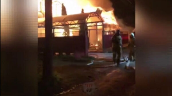 Очевидцы сняли на видео пожар в жилом доме в Сселках