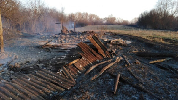 Садовый домик и несколько сараев сгорело в Липецкой области