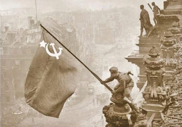 Фото е халдея знамя победы над рейхстагом