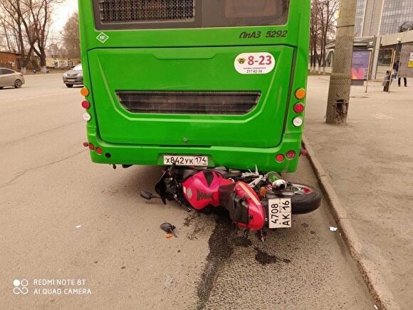 В Челябинске мотоциклист врезался в стоящий автобус